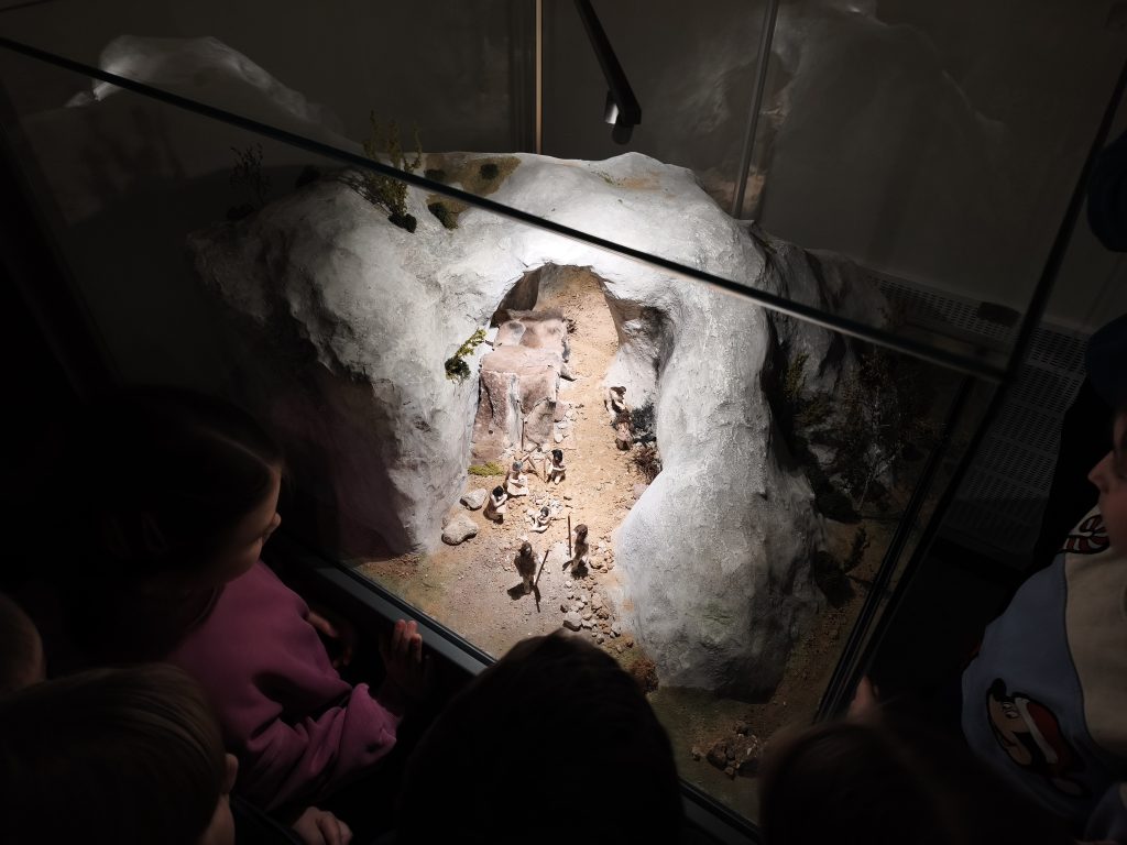 Eksponat Muzeum Archeologicznego w Krakowie przedstawijący makietę wioski neandertalskiej
